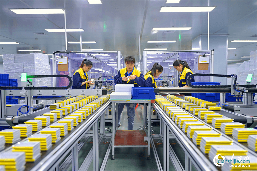江西省吉安市永新縣工業(yè)開發(fā)區(qū)一車間內(nèi)，工人在自動化產(chǎn)線上加工出口的鋰電池產(chǎn)品